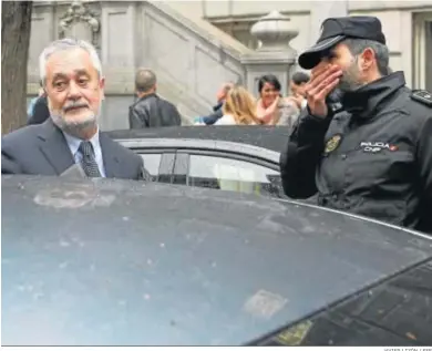  ?? JAVIER LIZÓN / EFE ?? El ex presidente José Antonio Griñán a la salida del Tribunal Supremo en abril de 2015.