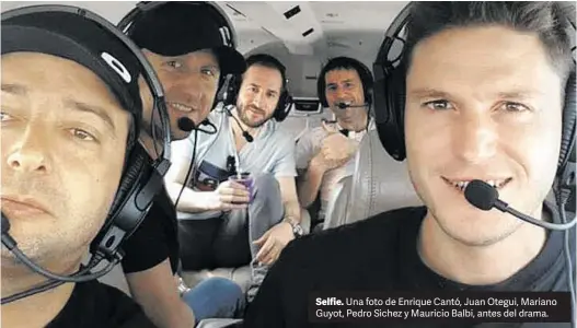  ??  ?? Selfie. Una foto de Enrique Cantó, Juan Otegui, Mariano Guyot, Pedro Sichez y Mauricio Balbi, antes del drama.