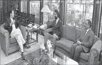  ?? -APP ?? DS Jaspal calls on Prime Minister Imran Khan at PM Office. Foreign Secretary, Sohail Mahmood is also seen.