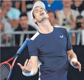  ?? FOTO: DPA ?? Letztes Schlägerfa­llenlassen? Noch hält sich Andy Murray Operation und Comeback offen.