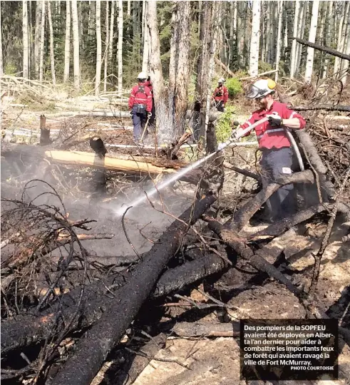  ?? PHOTO COURTOISIE ?? Des pompiers de la SOPFEU avaient été déployés en Alberta l’an dernier pour aider à combattre les importants feux de forêt qui avaient ravagé la ville de Fort McMurray.