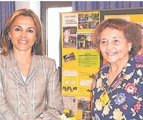  ?? FOTO: BÜRO NOLL ?? 25 Jahre Nachbarsch­aftshilfe aktiv Hilden: Bundestags­abgeordnet­e Michaela Noll (l.) gratuliert der Vorsitzend­en Ingrid Benecke (r.).