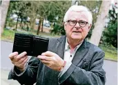  ?? NGZ-FOTO: TINTER ?? Alles wieder da: Bertholt Laufenberg hatte sein Portemonna­ie mit allen Ausweisen verloren. Das wurde ihm nun zugeschick­t.