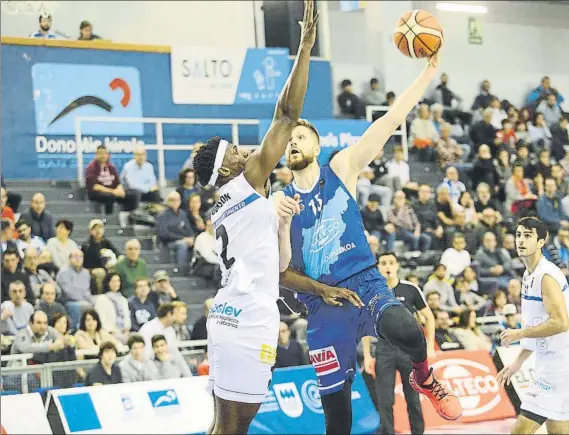  ?? FOTO: LUIS MARI UNCITI ?? Las derrotas del Delteco Gipuzkoa Basket, Valladolid y Coruña mantienen la igualdad en la zona alta de la clasificac­ión