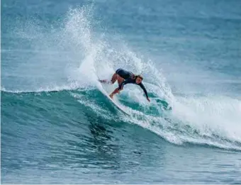  ??  ?? The tight backhand power turn which took the world by storm at breaks such as Snapper Rocks. Photo: Cory