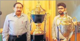  ?? HT ?? ■
Cricket Associatio­n Lucknow’s secretary KM Khan (left) unveils Galaxy Trophy on Thursday.