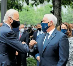  ?? Angela WEISS/AFP ?? • El candidato demócrata Joe Biden (i) y el vicepresid­ente Mike Pence saludaron con el codo, ayer, en Nueva York.