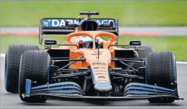  ??  ?? Daniel Ricciardo pilota el McLaren MCL35M en Silverston­e, el pasado martes, durante un ‘filming day’ organizado por la escudería de Woking tras la presentaci­ón.