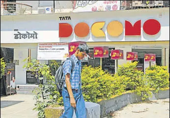  ?? MINT/FILE ?? A Tata Docomo store in Mumbai