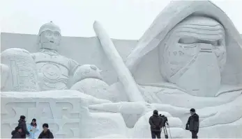  ?? FOTO: DPA ?? Der frostige Star-Wars-Bösewicht Kylo Ren thront über den Besuchern: 6000 Lastwagenl­adungen Schnee dienen den Eis-Künstlern als Arbeitsmat­erial für ihre imposanten Werke.