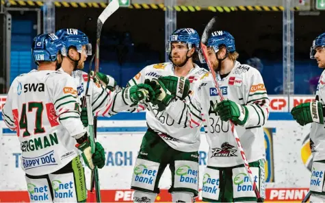  ?? Foto: Thorsten Schönberge­r ?? Der Torschütze Brad Mcclure (Zweiter von links) im Kreis der neuen Mannschaft­skollegen: Wade Bergman, Michael Clarke, Spencer Abbott und David Stieler (von links) freu‰ en sich mit dem Kanadier über einen seiner beiden Treffer.