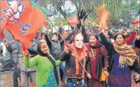  ?? VINAY SANTOSH KUMAR/HT PHOTO ?? BJP workers celebrate the party’s victory in Dehradun on Saturday.