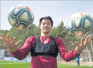  ??  ?? Shinji Okazaki posa con dos balones después de un entrenamie­nto con la Sociedad Deportiva Huesca.