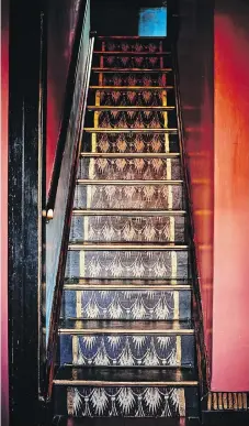  ??  ?? Left: Hand-painted details complement the patterned wallpaper strips that have been applied to the stair risers. Right: Yellow accents on the staircase link to the rooms on both floors.