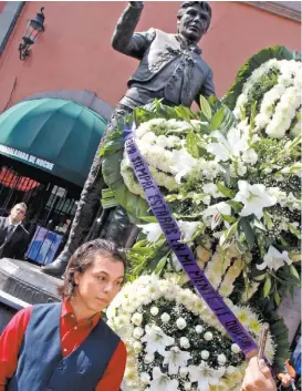  ?? ÉDGAR NEGRETE ?? Joao Aguilera junto a la estatua del compositor.