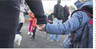  ?? (Photo Frank Muller) ?? Main dans la main. Début janvier, les écoles ont fait passer un message aux parents.