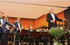  ?? Fotos: mcb ?? Das Polizeiorc­hester Bayern mit Dirigent Professor Johann Mösenbichl­er bereitete den Besuchern des Benefizkon­zerts einen kurzweilig­en Abend.