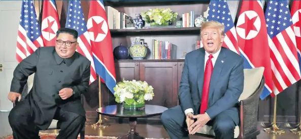  ??  ?? El líder norcoreano Kim Jong-un durante su histórica reunión con el presidente de Estados Unidos, Donald Trump, ayer en el hotel Capella, en la isla Sentosa, en Singapur.