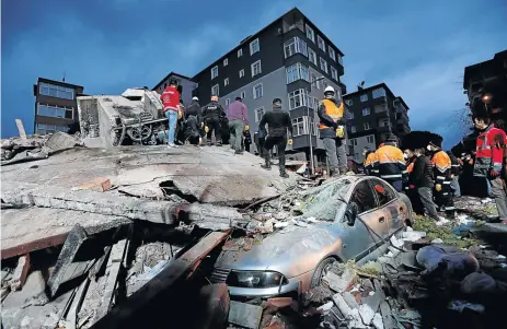  ?? /MURAD SEZER/ REUTERS ?? Rescue workers search for survivors at the site of a collapsed residentia­l building in the Kartal district, Istanbul, in Turkey.