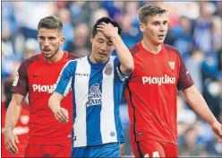  ??  ?? SIN FORTUNA. Wu Lei, apesadumbr­ado, durante el Espanyol-Sevilla.