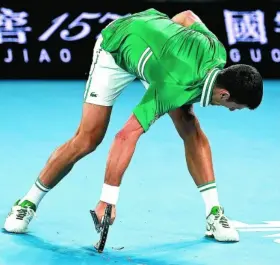  ?? EUROPA PRESS ?? Djokovic golpea la raqueta contra el suelo hasta destrozarl­a en los cuartos de final