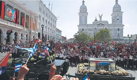  ??  ?? La gente gritaba “¡Fidel, yo soy Fidel!” al paso del féretro del comandante Castro por el centro de Santiago de Cuba.