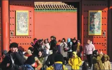  ?? DU JIA / FOR CHINA DAILY ?? Visitors who were able to get tickets brave the cold weather to tour the Palace Museum on Saturday in Beijing.