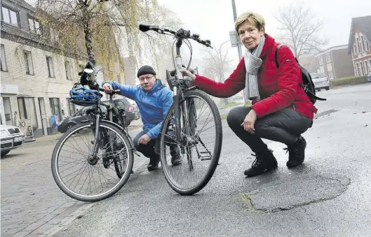  ?? BILD: Patrick Buck ?? Kritisiere­n den Zustand des Radweges an der nördlichen Alexanders­traße: Wilke Brüning vom Oldenburge­r ADFC und Anna Taube, die hier nahezu täglich mit dem Fahrrad unterwegs ist.