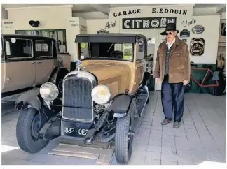  ?? Mathilde Carnet ?? Éric Edouin dans son « garage Citroën », ici aux côtés de Suzanne, sa première voiture de collection.