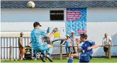  ?? Foto: Karl Aumiller ?? Abseits, kein Tor: Steinheims Thomas Husser (rechts) lupft den Ball über SVD Keeper Brian Sturm.