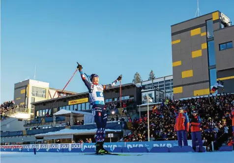  ?? SASCHA FROMM (2) ?? Die Hände zum Himmel: Norwegens Schlussläu­fer Johannes Thingnes Bö sichert seiner Staffel die Mixed-Goldmedail­le.