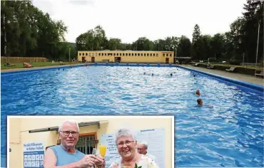  ?? FOTO: KATJA DÖRN ?? Zur Saisoneröf­fnung im Kahlaer Freibad war das Wasser im großen Becken 19 Grad Celsius warm. Kleines Bild links: Die ersten Besucher im Kahlaer Freibad waren Karola und Reiner Krug.