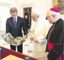  ?? EFE / EPA / VATICAN MEDIA ?? 2 Alberto Núñez Feijóo entrega al Papa Francisco un libro sobre los pazos y jardines gallegos.