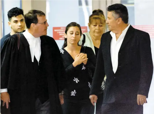  ?? PHOTO CHANTAL POIRIER ?? Marie-Michèle Benjamin (au centre) avait la mine basse au palais de justice de Montréal, hier, entourée de proches. Elle a présenté une lettre dans laquelle elle exprime ses remords pour avoir causé la mort d’un sexagénair­e en mars dernier.