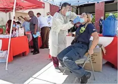  ??  ?? el ASISTENTE médico Jesús vera realiza una prueba de coronaviru­s a la paramédica laura Nemoga, en hialeah, Florida