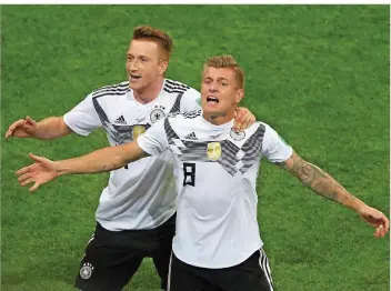  ?? FOTO: PINGFAN/DPA ?? Ohne diese beiden wäre der Weltmeiste­r am Samstag ausgeschie­den: Marco Reus (links), der das 1:1 erzielte, bejubelt mit Toni Kroos dessen Traumtor in allerletzt­er Minute zum 2:1-Sieg gegen Schweden.