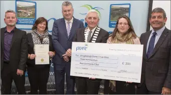  ??  ?? Ian Davis, Frank Curran, Cllr Pat Vance and Minister Andrew Doyle presenting Yvonne O’Carroll-Kelly and Ingrid Kerr of Snoughboro­ugh Donard Pure Mile with the Best Community Effort Award.