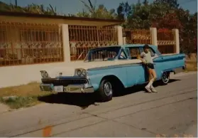  ?? CORTESÍA ?? Carlos posando junto al chuzo cuando tenía 11 años.