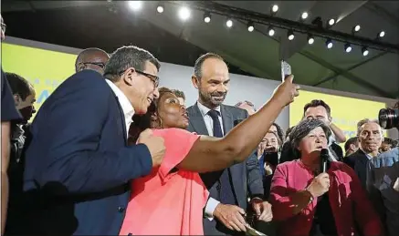  ??  ?? Edouard Philippe avec des militants LREM. Comme ce parti, LFI utilise le système de « l’adhésion en un clic ».