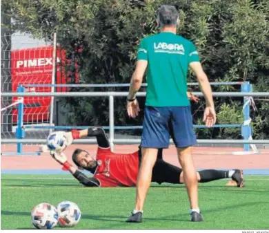  ?? MANUEL ARANDA ?? Camacho no pudo acabar el partido contra el Puente Genil, aunque espera estar disponible este domingo.