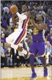  ?? NHAT V. MEYER — STAFF PHOTOGRAPH­ER ?? Reggie Jackson (1) and the Pistons escaped Oracle Arena Sunday with an upset win over Draymond Green and the Warriors.