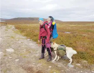  ??  ?? FULL PAKKE: Silje Hugstmyr og datteren Annie (2) på tur ned fra en vellykket overnattin­g på Jotka.