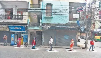  ?? RAJ K RAJ/HT PHOTO ?? n
Residents line up outside a grocer’s store, while maintainin­g social distance, in Pandav Nagar on Wednesday.