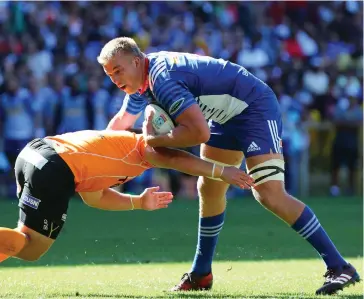  ??  ?? HARD TO BRING DOWN: Robbie Fleck believes that flank Pieter-Steph du Toit does well in the ball-carrying department.