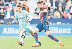  ?? — AFP photo ?? Coutinho (left) vies with Levante’s forward Roger Marti during the Spanish league match at the Ciutat de Valencia stadium in Valencia.