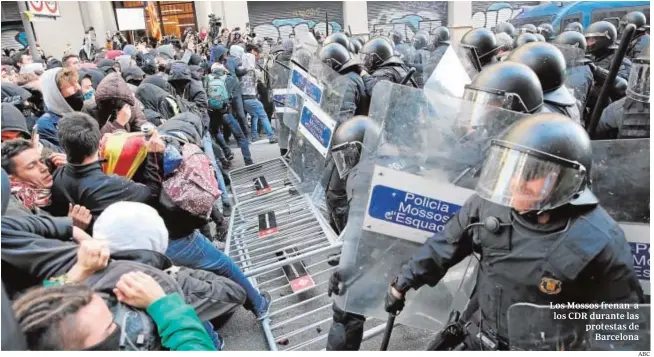  ?? ABC ?? Los Mossos frenan a los CDR durante las protestas de Barcelona