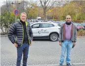  ??  ?? Fahrlehrer Tibor Espenhahn (links) zeigt bei einer Runde mit Fahrschüle­r Qayam Raza, welche Gefahren auf den Straßen Laupheims lauern.