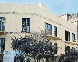  ?? ANA JIMÉNEZ ?? Bloc de pisos en construcci­ó amb fusta a l’Hospitalet