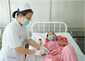  ?? VNA/VNS Photo ?? A doctor of Chợ Rẫy Hospital in HCM City tends to a patient.