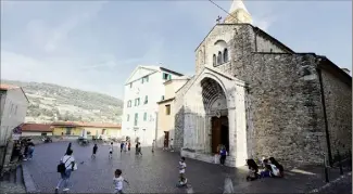  ?? ?? Une des sept églises de la vieille ville. De vieilles pierres que le projet de Borgo del Forte promet de sauvegarde­r.